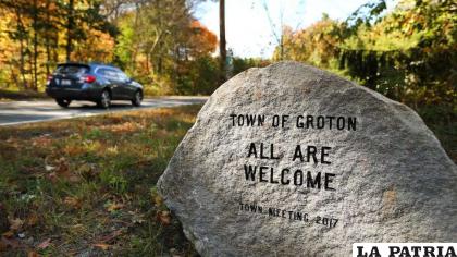 Groton, un pueblo en Massachusetts, dispuso una piedra con el mensaje tallado de “Todos son bienvenidos” 