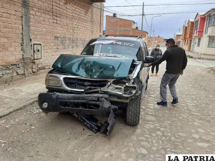 De esta manera quedó el vehículo tras chocar contra los motorizados estacionados /LA PATRIA
