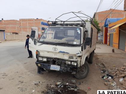 La camioneta revistió daños de relativa consideración en la parte delantera /LA PATRIA