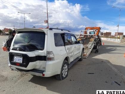 La vagoneta blanca revistió daños en la parte derecha de su estructura /LA PATRIA
