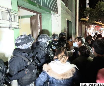 La gente protestó y pidió justicia en el frontis de Tránsito /LA PATRIA