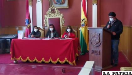 Autoridades municipales durante la presentación de minimedios contra la violencia /LA PATRIA
