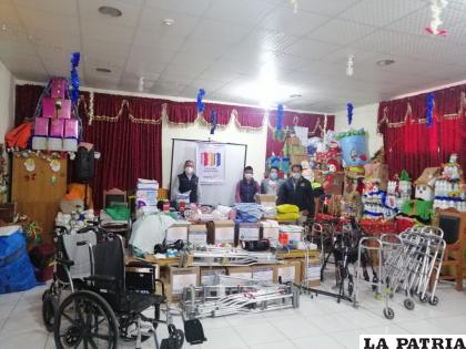 Durante la entrega se hizo llegar aparatos médicos, insumos y medicamentos /Rotary Club Oruro