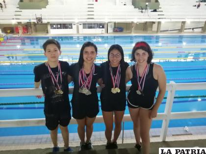Nadadores bolivianos que ganaron medallas en la competencia que se realizó en Paraguay