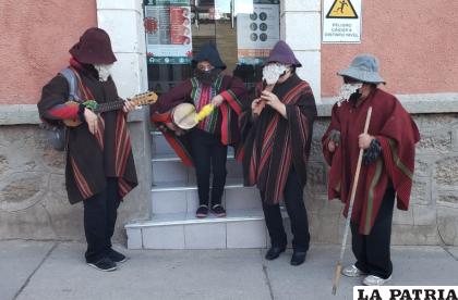 El grupo “Los abuelitos de Navidad” visitaron el Matutino LA PATRIA /LA PATRIA
