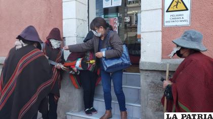 Una moneda o dulces como pago, es bienvenido para los villancicos /LA PATRIA