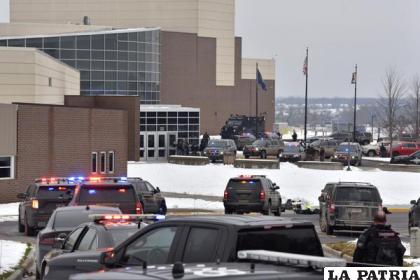 Decenas de policías, bomberos y personal de emergencias responden al lugar de un tiroteo en la escuela secundaria Oxford. /Todd McInturf /The Detroit News vía AP
