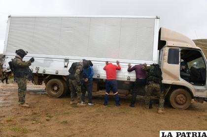 Momento de la aprehensión de los cuatro “loros” /Viceministerio de Lucha Contra el Contrabando