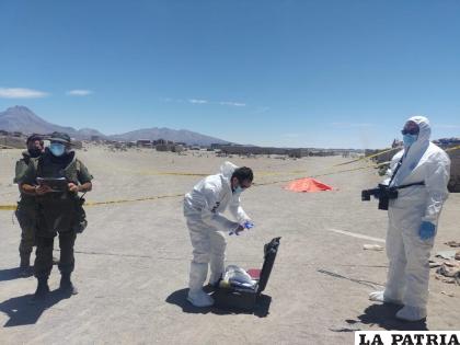 Carabineros proceden al levantamiento del cadáver /El Sol de Iquique