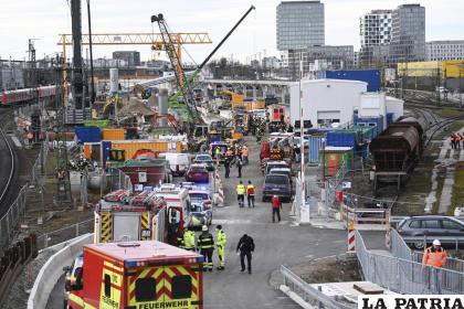 Bomberos, policías y empleados ferroviarios en un sitio de ferrocarriles en Múnich, cerca de donde estalló una bomba /Sven Hoppe /dpa vía AP