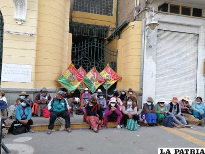 Comerciantes marcharon y bloquearon en puertas de la Alcaldía /LA PATRIA