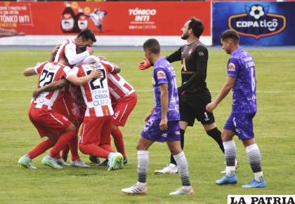 Independiente celebró una goleada en la Villa Imperial /APG