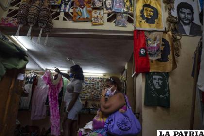 Una mujer espera que le muestren un vestido en una tienda privada de ropa y artesanías en La Habana, Cuba /AP Foto /Ramón Espinosa, Archivo