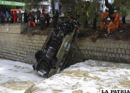 Varias unidades ayudaron para remolcar el vehículo del río /APG