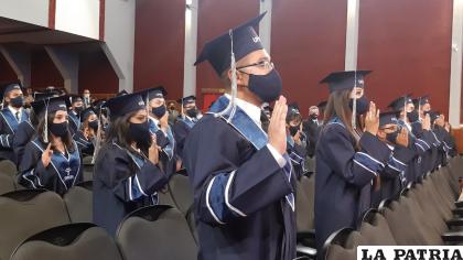 Los primeros graduados de la UPDS sede Oruro quedarán en la historia de esta institución /LA PATRIA