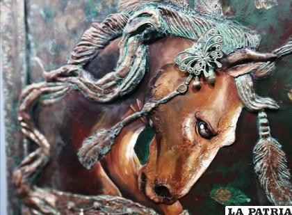 El caballo en alto relieve, una de las obras expuestas de “Niña Golondrina” /Osmar Porcel Montoya