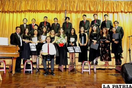 Presentación del Coro Polifónico de la UTO en el Paraninfo Universitario  /Jenny Alexandra Ibáñez
