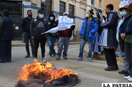 Al finalizar la audiencia los hinchas de San José continuaban con sus protestas en puertas del Juzgado /LA PATRIA