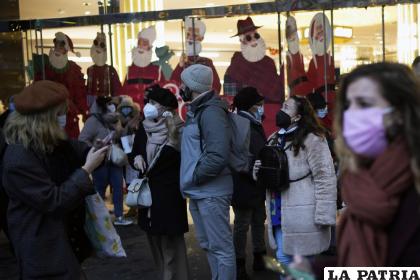 Un grupo de personas en una calle de París /Foto AP /Christophe Ena