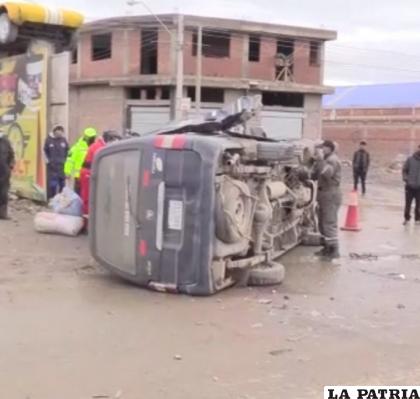 El minibús volcó y dejó a dos personas heridas /LA PATRIA