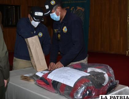 Investigadores muestran las pruebas recolectadas /Cortesía