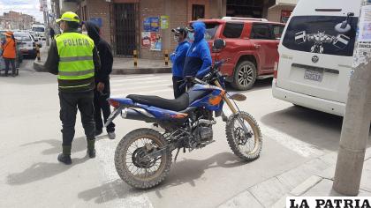 El dueño de la motocicleta fue llevado al hospital /LA PATRIA