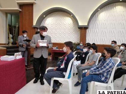 Víctor Montoya presenta su libro ante los niños /LA PATRIA
