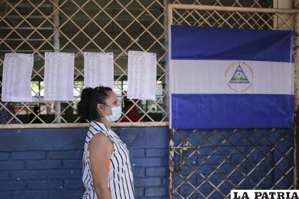 Una mujer espera para emitir su voto en un colegio electoral durante las elecciones generales de noviembre /Foto AP /Andrés Nuñes
