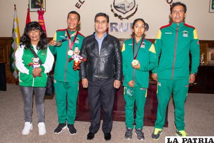 Los atletas Ninavia y Luizaga junto a sus entrenadores, y el gobernador de Oruro /Walter Challapa