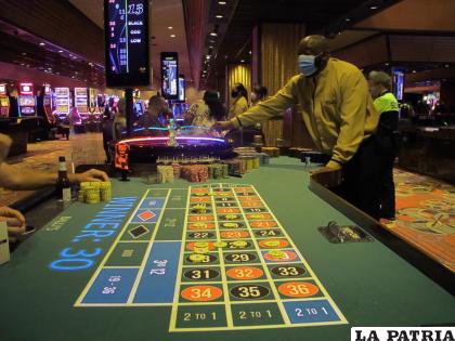 Un empleado realiza un juego de ruleta en el casino Bally’s de Atlantic City /AP Foto /Wayne Parry