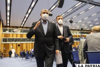 Mohammad Eslami, nuevo responsable de la agencia nuclear iraní (AEOI), a la izquierda, y el gobernador de Irán ante el Organismo Internacional de la Energía Atómica (OIEA), Kazem Gharib Abadi /AP Foto /Lisa Leutner, Archivo