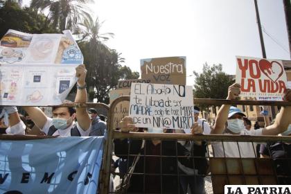 Activistas en contra del aborto protestan frente a la Asamblea Nacional en Quito, Ecuador /AP Foto /Carlos Noriega
