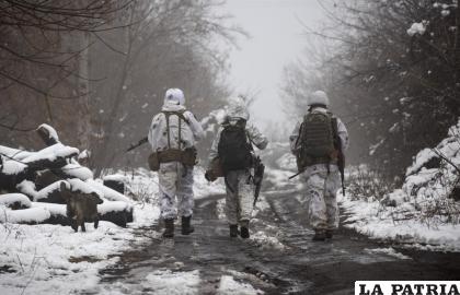Soldados ucranianos caminan en la línea de separación de rebeldes respaldados a favor de Rusia /AP Foto /Andriy Dubchak