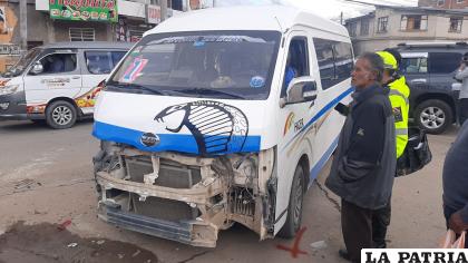 Un minibús sufrió la embestida de la camioneta /LA PATRIA