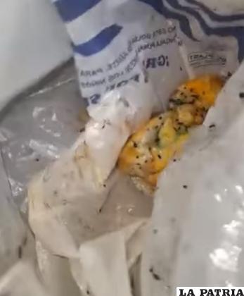 Encontraron pollo envenado en el techo de la casa /Captura de video