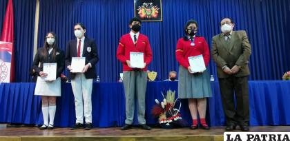 Estudiantes de quinto de secundaria recibieron sus reconocimientos /LA PATRIA 