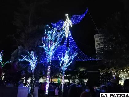 Luces navideñas iluminaron el centro orureño /LA PATRIA