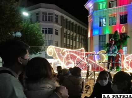 El Grinch se llevó la atención de los niños /LA PATRIA