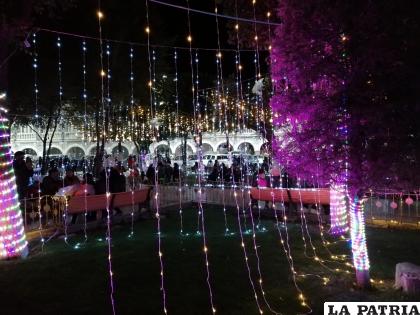 Lluvia de luces encantó a la población /LA PATRIA