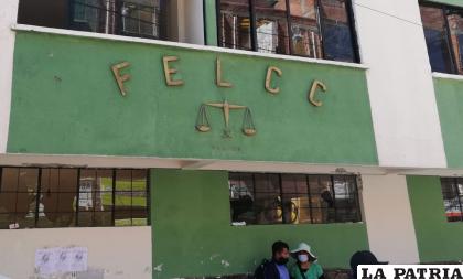 Uniformados de la fuerza anticrimen procedieron con el levantamiento del cadáver /Erbol