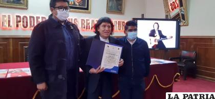 El artista (centro) explicó que es el primer reconocimiento que le dan en Oruro /LA PATRIA