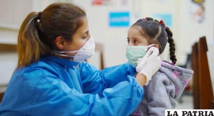 Los niños acuden con sus padres a recibir la vacunación contra el Covid-19 /NN.UU.
