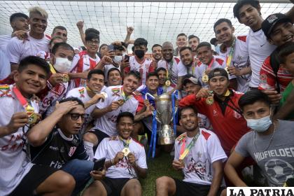 Jugadores de Independiente celebran el título con el trofeo de campeón /APG
