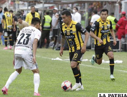 Cardozo con el balón, The Strongest dominó el partido, pero lo que no pudo es anotar /APG