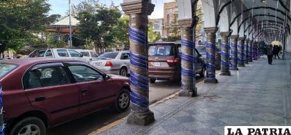 Los pilares están envueltos con tela azul /LA PATRIA
