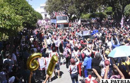 La plantilla de jugadores ovacionada por la gente de Sucre /APG