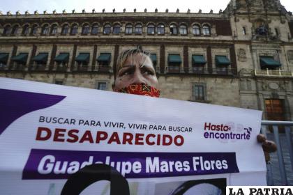 María de la Luz Flores sostiene un cartel sobre su hija Guadalupe Morales Flores. La madre dijo que su hija desapareció el 7 de septiembre de 2020 /AP Foto /Marco Ugarte