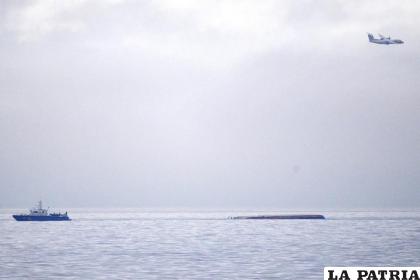 Un barco de rescate pasa junto al carguero danés Karin Hoej, a la derecha, que volcó tras chocar con el carguero británico Scot Carrier /Johan Nilsson /TT vía AP