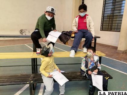 Niños acuden a la vacunación contra el Covid19 /LA PATRIA