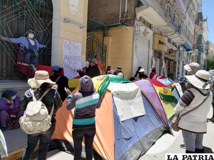 Piquete de huelga de los comerciantes de la calle 4 /LA PATRIA